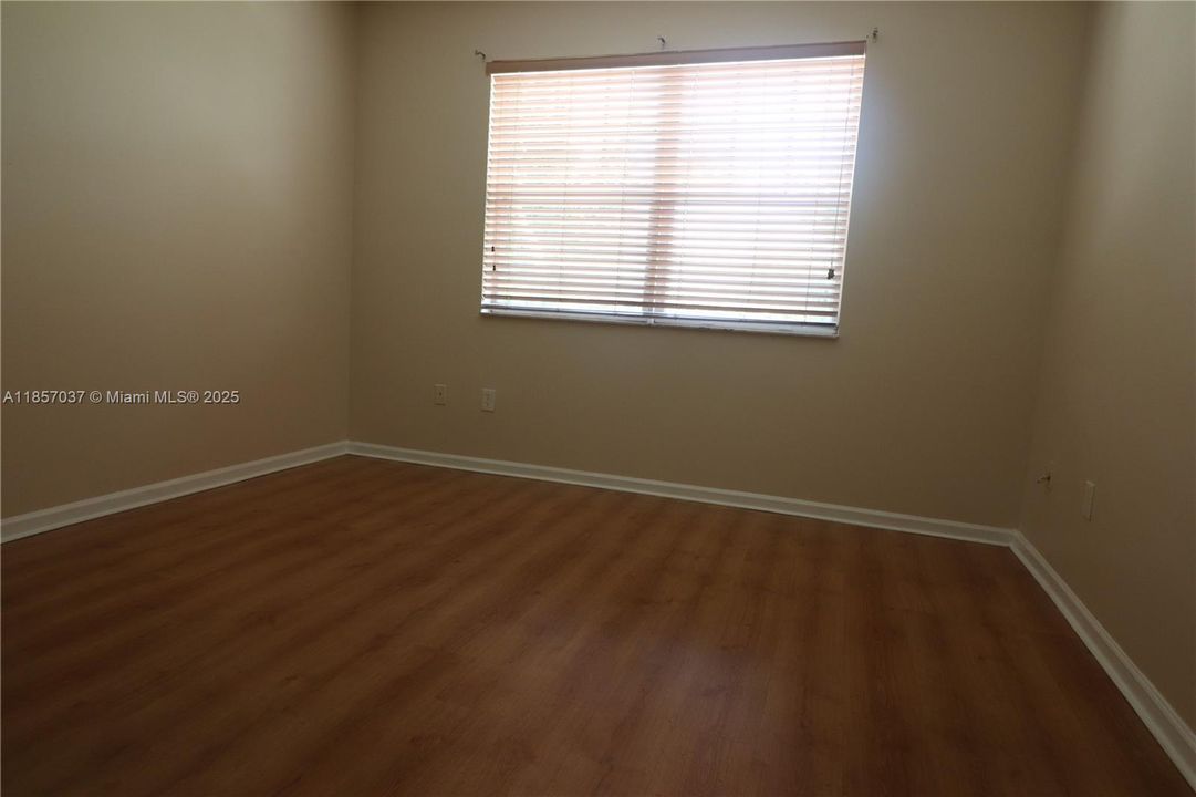 合同活跃: $2,600 (3 贝兹, 2 浴室, 1357 平方英尺)