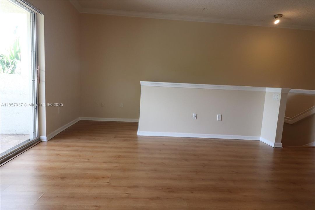 合同活跃: $2,600 (3 贝兹, 2 浴室, 1357 平方英尺)