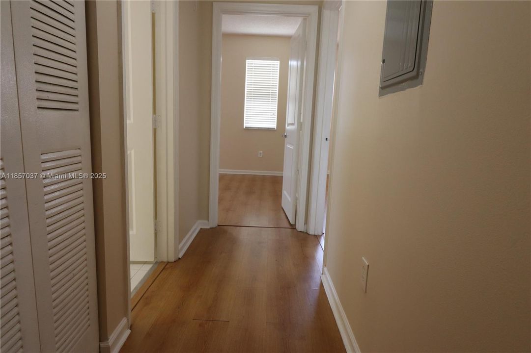 合同活跃: $2,600 (3 贝兹, 2 浴室, 1357 平方英尺)