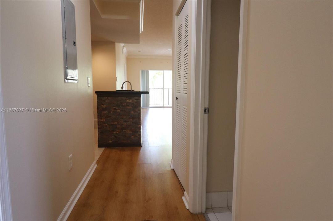 合同活跃: $2,600 (3 贝兹, 2 浴室, 1357 平方英尺)