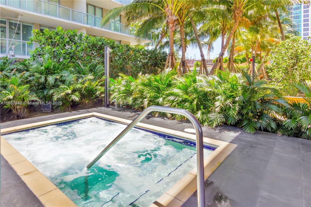 Recently Rented: $4,250 (2 beds, 2 baths, 1087 Square Feet)