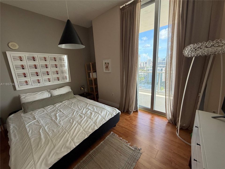 Recently Rented: $4,250 (2 beds, 2 baths, 1087 Square Feet)