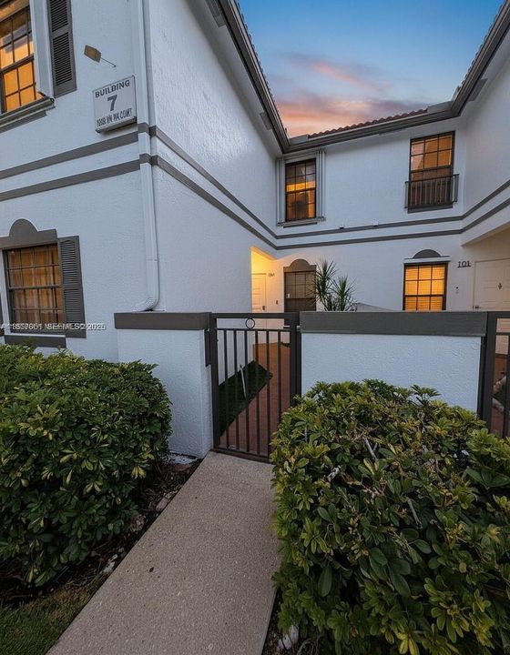 Activo con contrato: $389,900 (3 camas, 2 baños, 1239 Pies cuadrados)