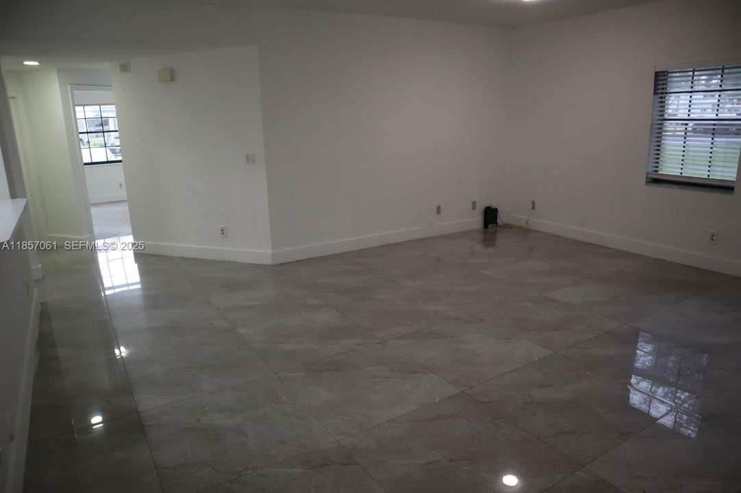 Activo con contrato: $389,900 (3 camas, 2 baños, 1239 Pies cuadrados)