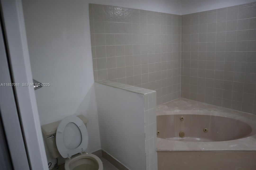 Activo con contrato: $389,900 (3 camas, 2 baños, 1239 Pies cuadrados)