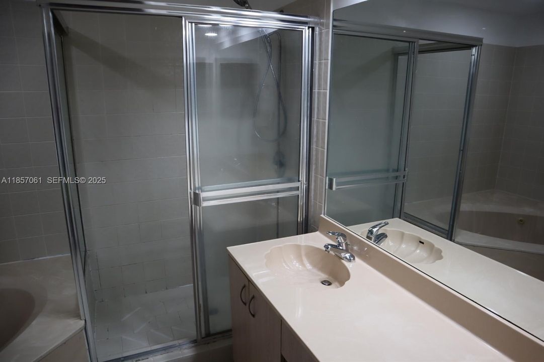 Activo con contrato: $389,900 (3 camas, 2 baños, 1239 Pies cuadrados)