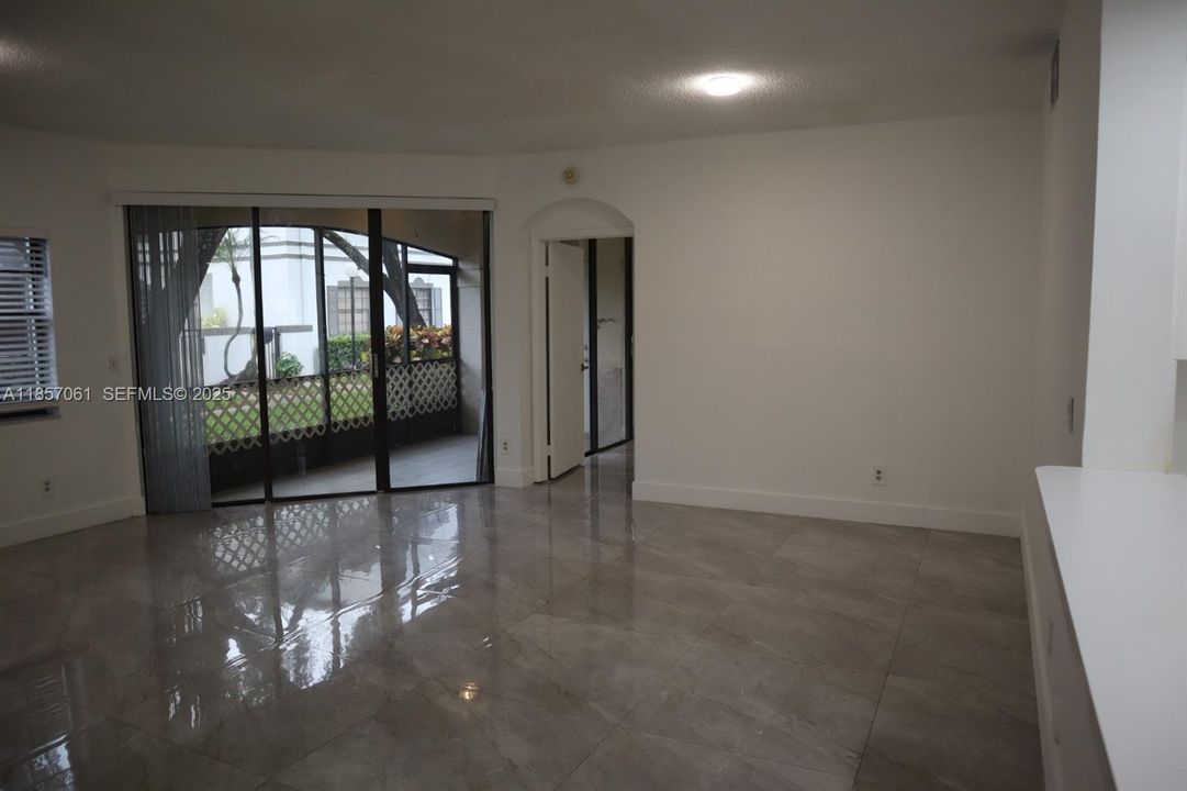 Activo con contrato: $389,900 (3 camas, 2 baños, 1239 Pies cuadrados)