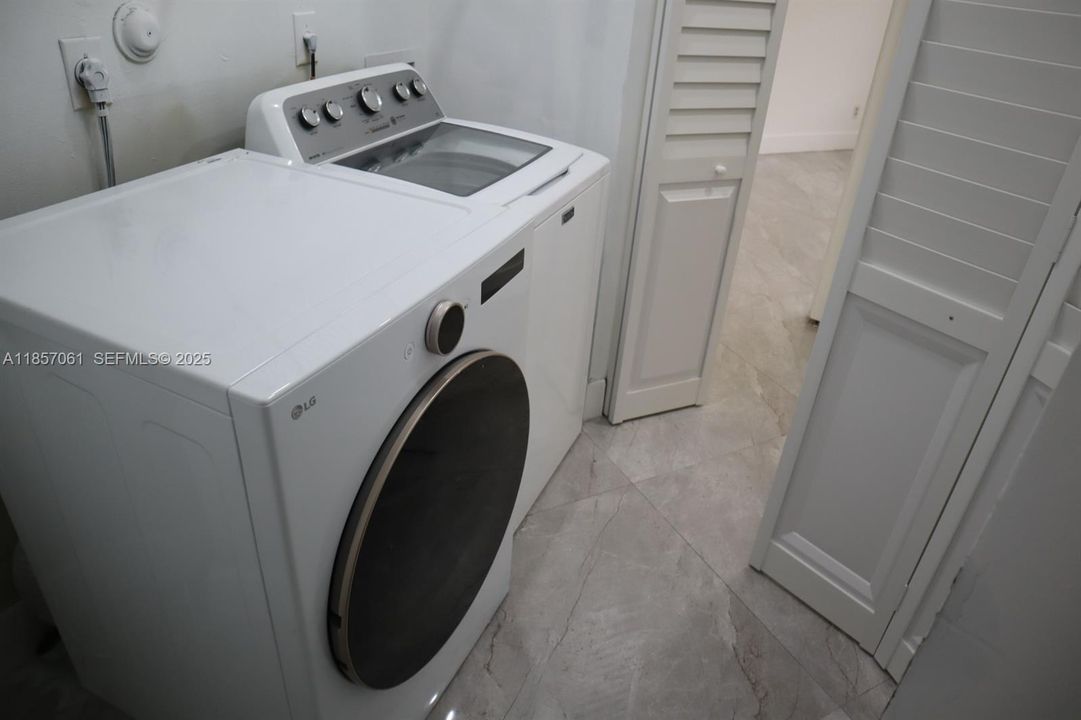 Activo con contrato: $389,900 (3 camas, 2 baños, 1239 Pies cuadrados)