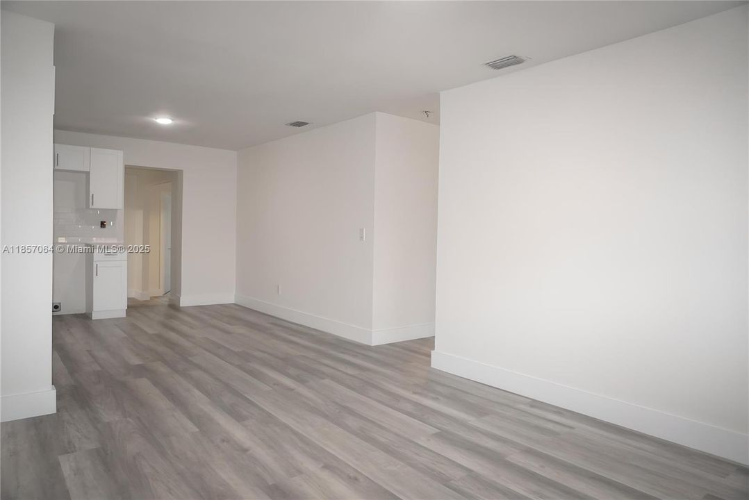 Под контрактом: $675,000 (6 спален, 5 ванн, 1768 Квадратных фут)