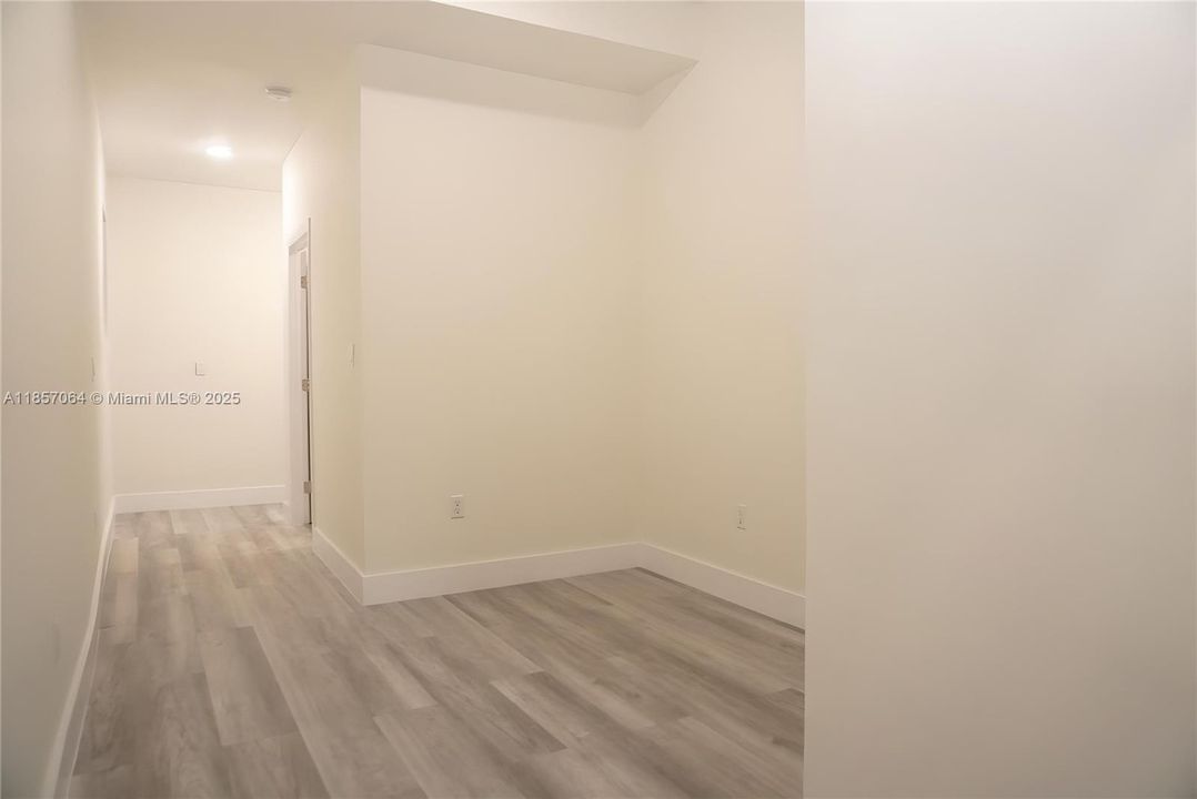 Под контрактом: $675,000 (6 спален, 5 ванн, 1768 Квадратных фут)