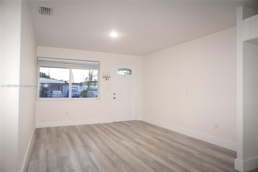 Под контрактом: $675,000 (6 спален, 5 ванн, 1768 Квадратных фут)