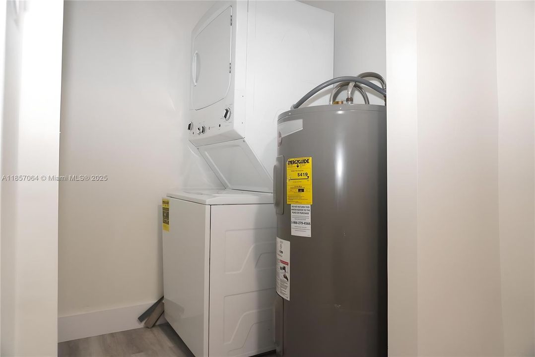 Под контрактом: $675,000 (6 спален, 5 ванн, 1768 Квадратных фут)