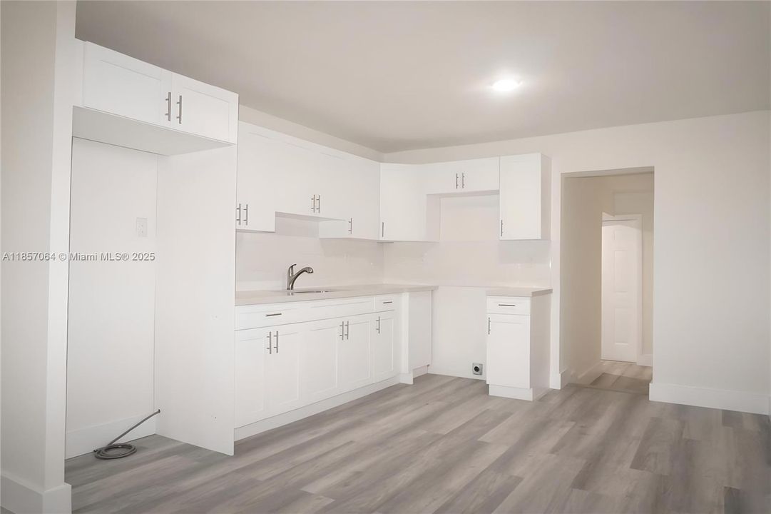 Под контрактом: $675,000 (6 спален, 5 ванн, 1768 Квадратных фут)