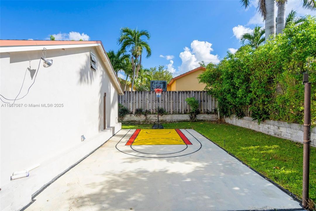 For Sale: $1,079,999 (4 beds, 3 baths, 1748 Square Feet)