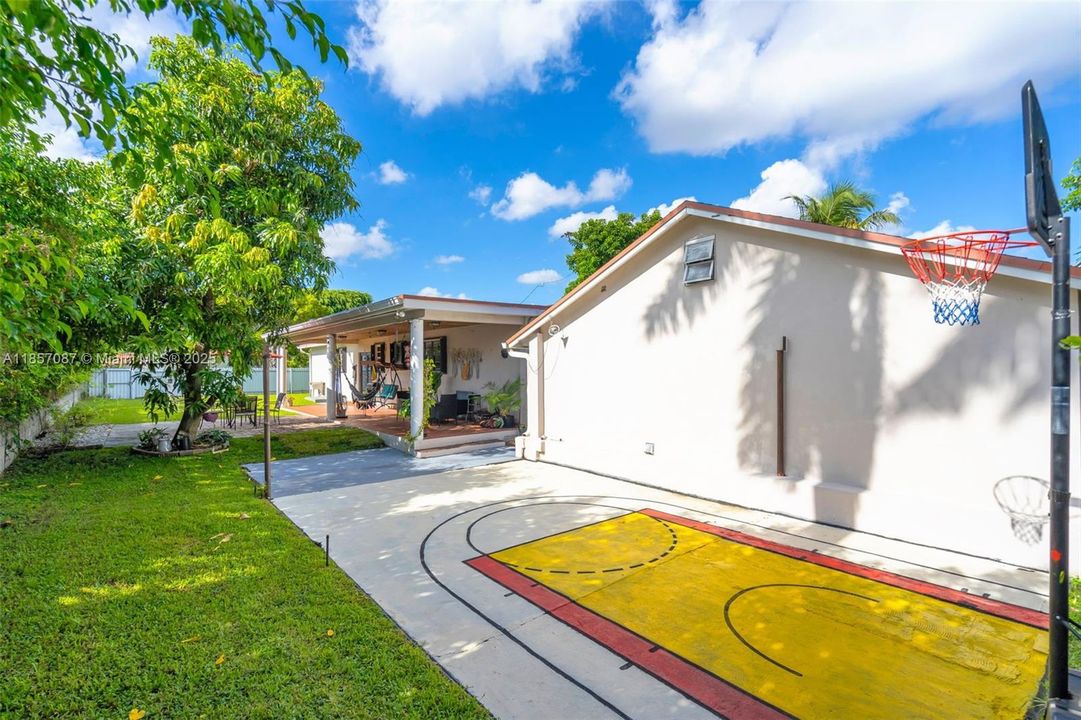 For Sale: $1,079,999 (4 beds, 3 baths, 1748 Square Feet)