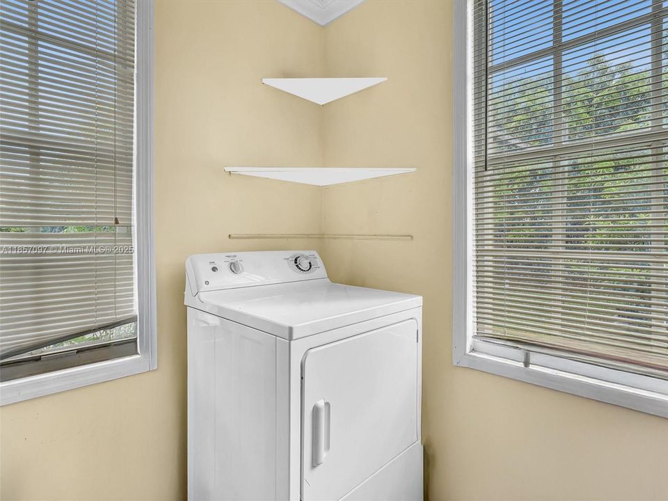 Недавно продано: $529,900 (3 спален, 2 ванн, 1644 Квадратных фут)