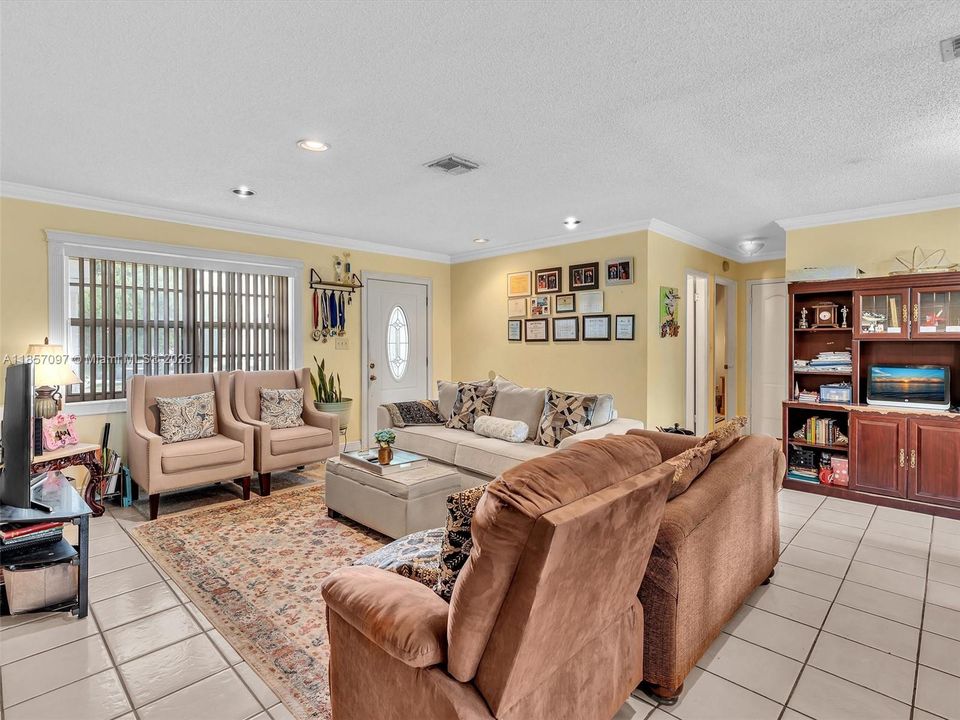 Недавно продано: $529,900 (3 спален, 2 ванн, 1644 Квадратных фут)