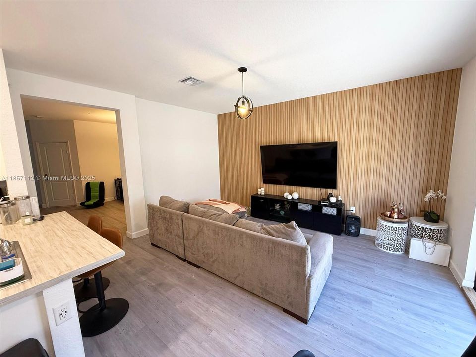 合同活跃: $3,675 (4 贝兹, 2 浴室, 1920 平方英尺)