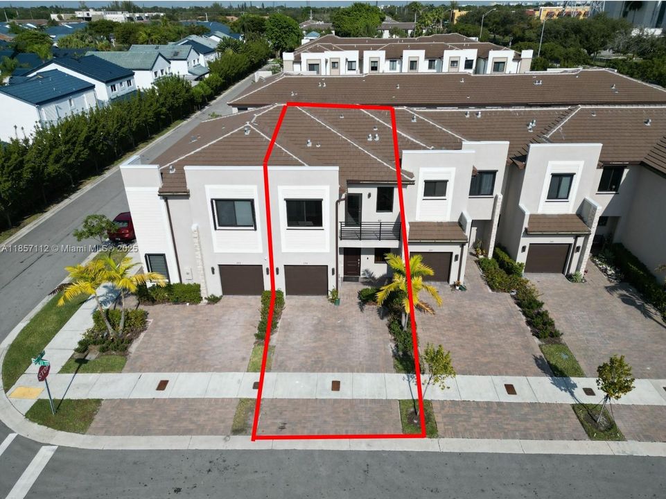 合同活跃: $3,675 (4 贝兹, 2 浴室, 1920 平方英尺)