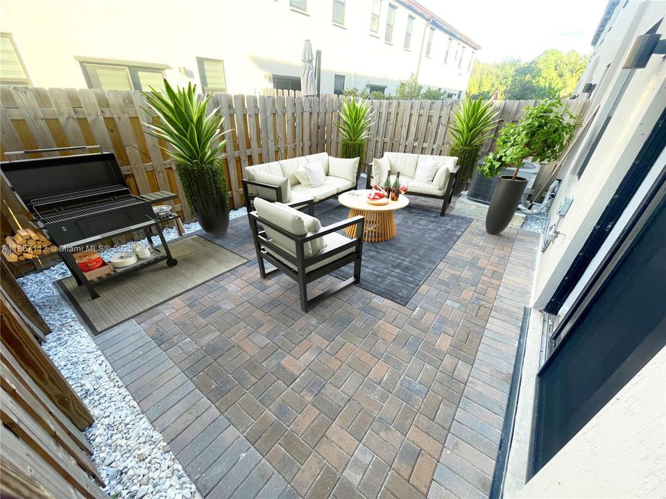 合同活跃: $3,675 (4 贝兹, 2 浴室, 1920 平方英尺)