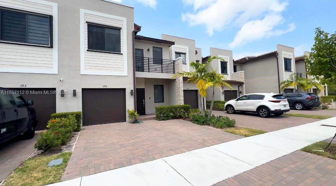 合同活跃: $3,675 (4 贝兹, 2 浴室, 1920 平方英尺)