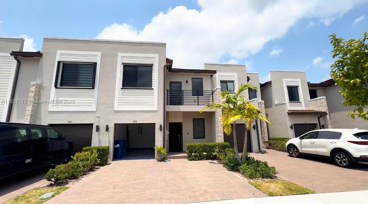 合同活跃: $3,675 (4 贝兹, 2 浴室, 1920 平方英尺)