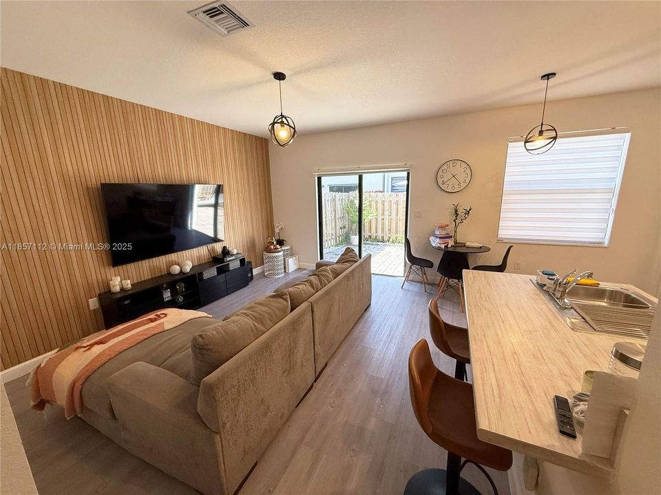 合同活跃: $3,675 (4 贝兹, 2 浴室, 1920 平方英尺)