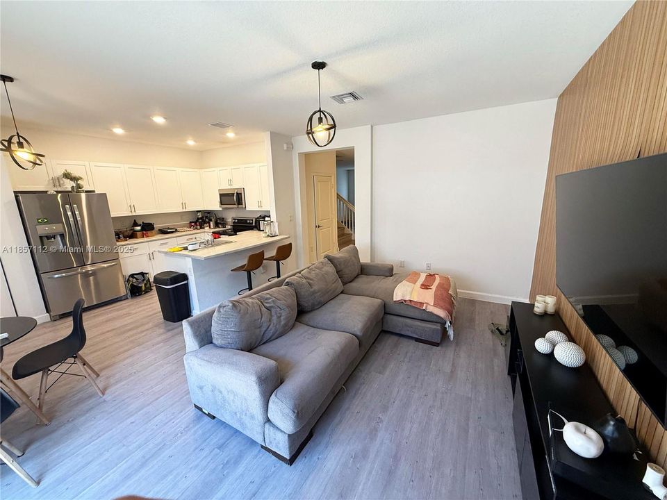 合同活跃: $3,675 (4 贝兹, 2 浴室, 1920 平方英尺)