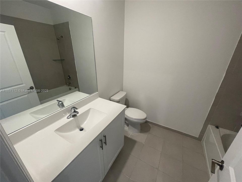 合同活跃: $3,675 (4 贝兹, 2 浴室, 1920 平方英尺)