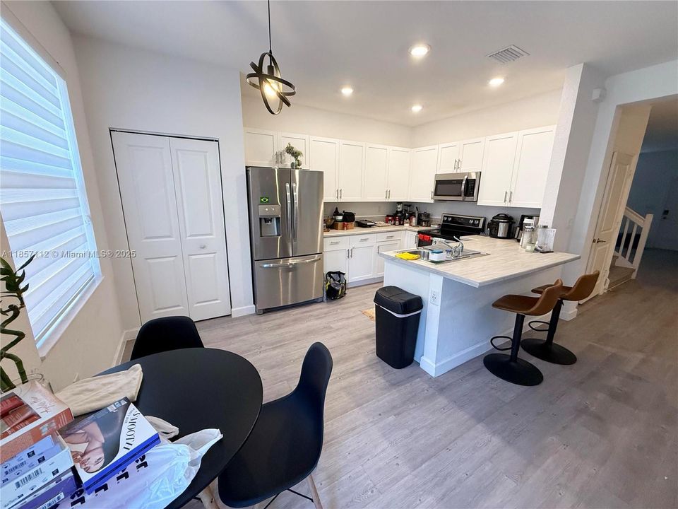 合同活跃: $3,675 (4 贝兹, 2 浴室, 1920 平方英尺)