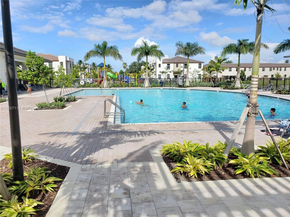 合同活跃: $3,675 (4 贝兹, 2 浴室, 1920 平方英尺)