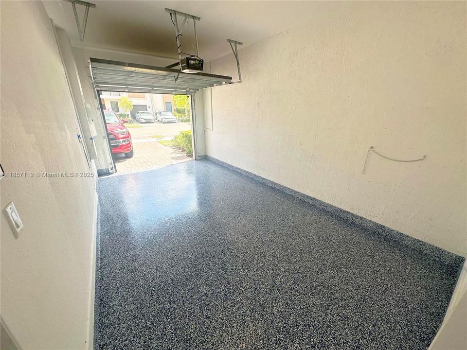 合同活跃: $3,675 (4 贝兹, 2 浴室, 1920 平方英尺)