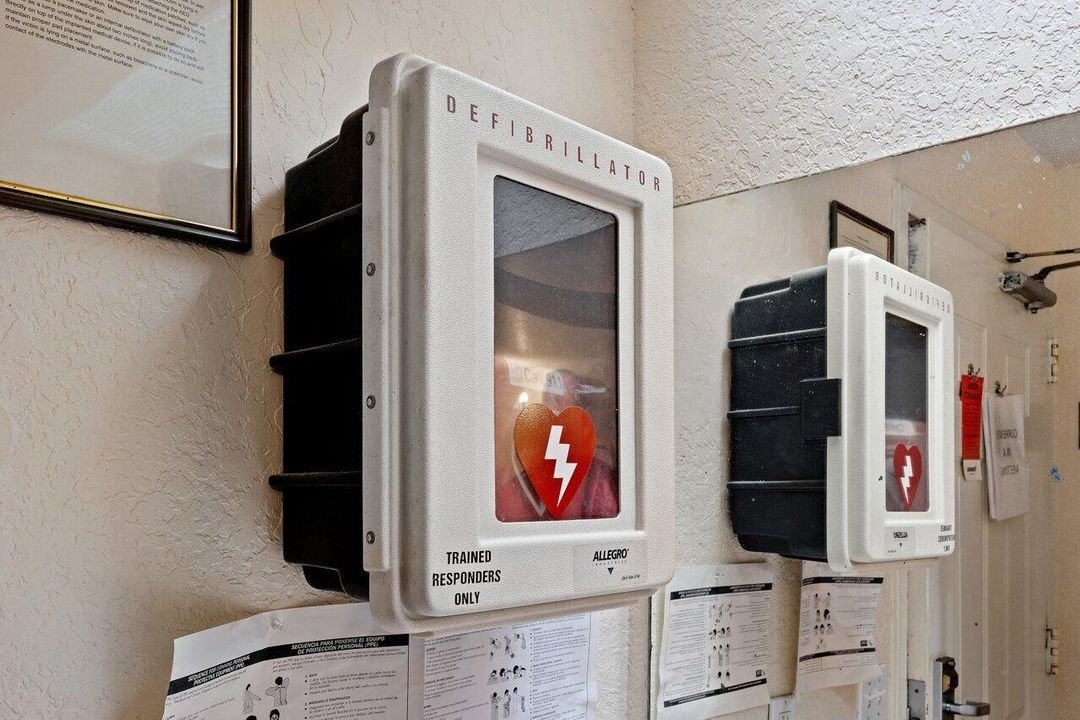Main campau defibrillator