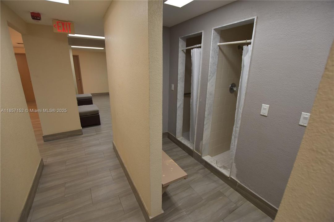 待售: $199,000 (1 贝兹, 1 浴室, 913 平方英尺)