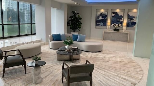 待售: $199,000 (1 贝兹, 1 浴室, 913 平方英尺)