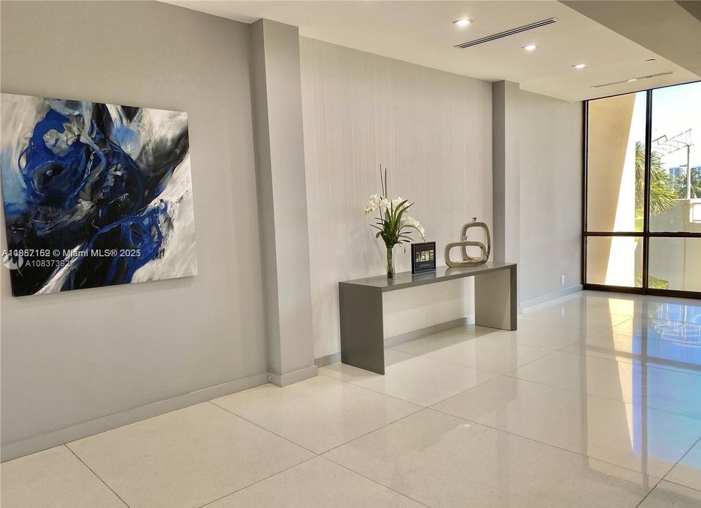 待售: $199,000 (1 贝兹, 1 浴室, 913 平方英尺)