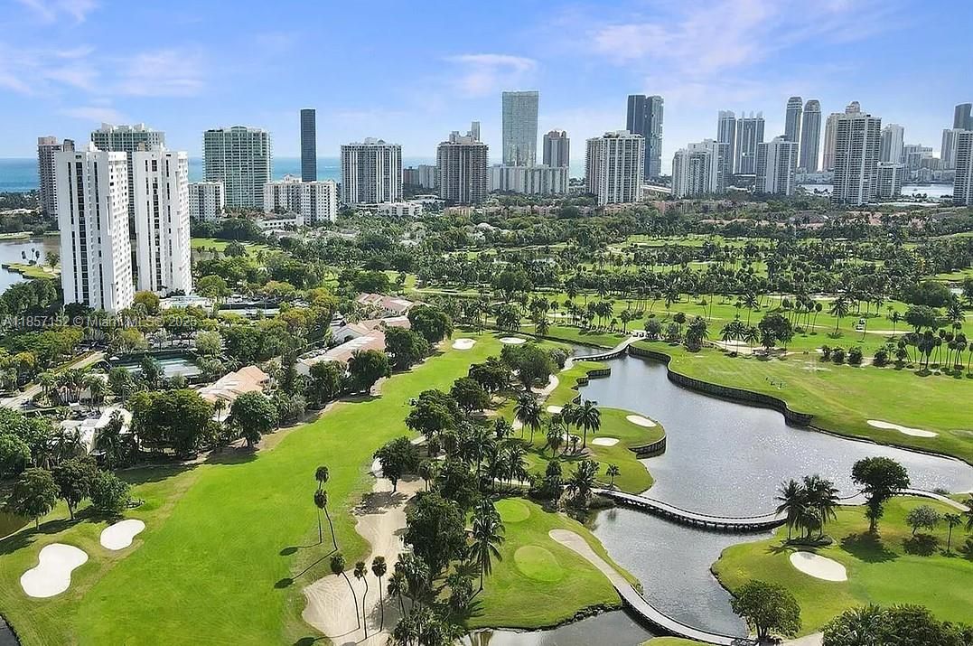 待售: $199,000 (1 贝兹, 1 浴室, 913 平方英尺)