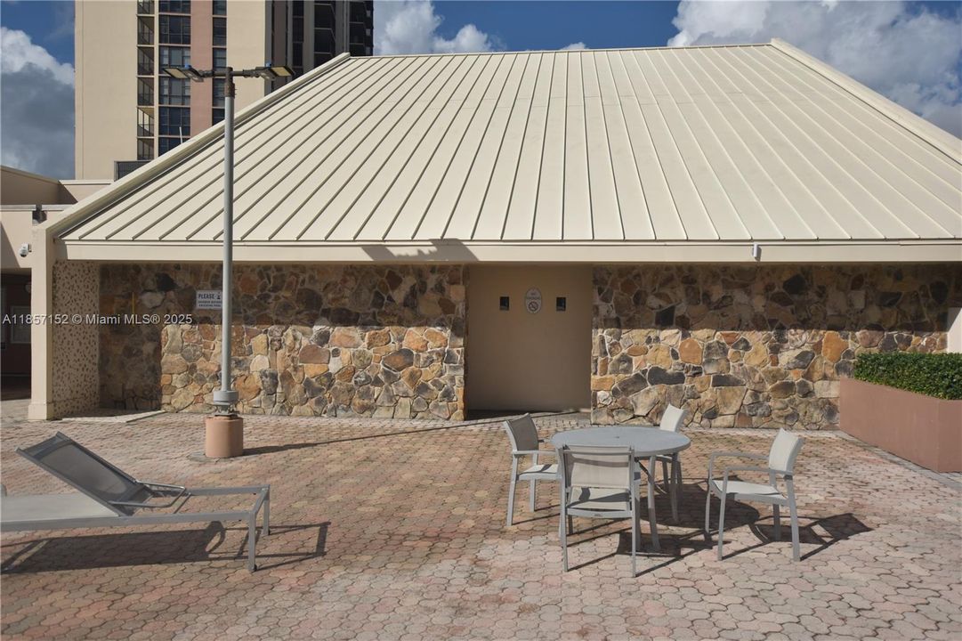 待售: $199,000 (1 贝兹, 1 浴室, 913 平方英尺)