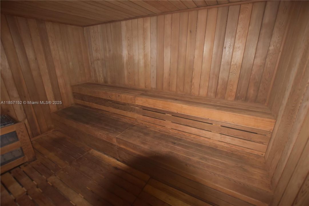 待售: $199,000 (1 贝兹, 1 浴室, 913 平方英尺)