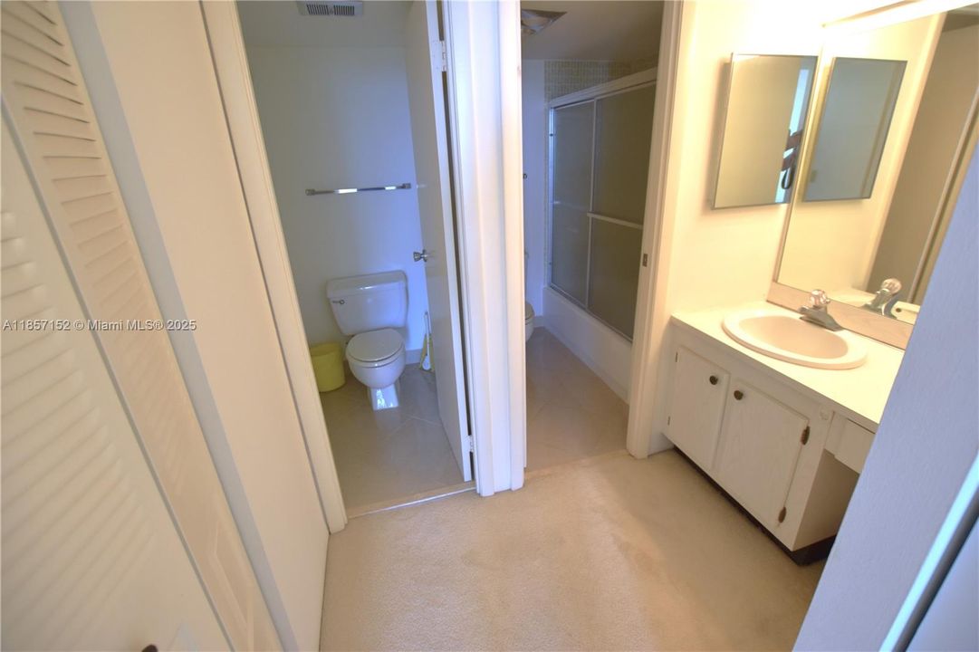 待售: $199,000 (1 贝兹, 1 浴室, 913 平方英尺)