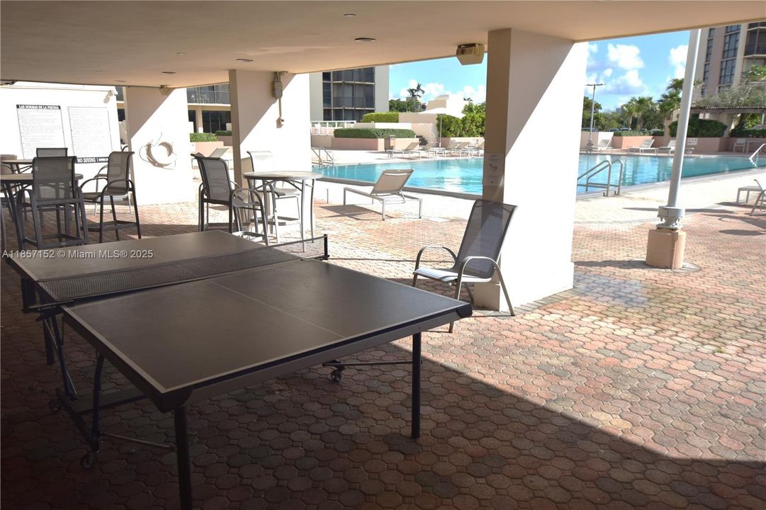 待售: $199,000 (1 贝兹, 1 浴室, 913 平方英尺)