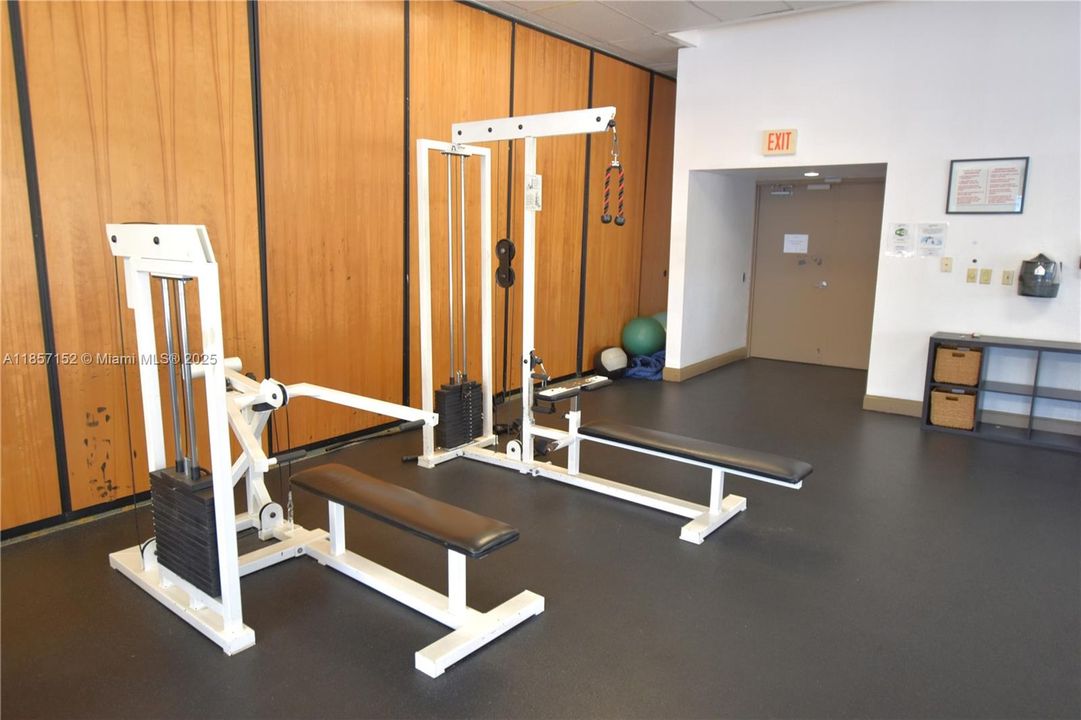 待售: $199,000 (1 贝兹, 1 浴室, 913 平方英尺)