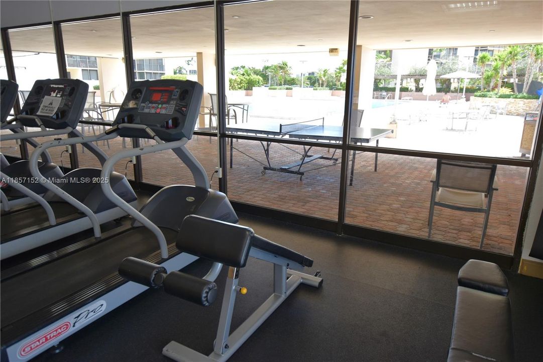 待售: $199,000 (1 贝兹, 1 浴室, 913 平方英尺)