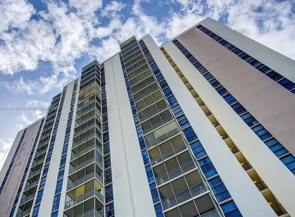 待售: $199,000 (1 贝兹, 1 浴室, 913 平方英尺)