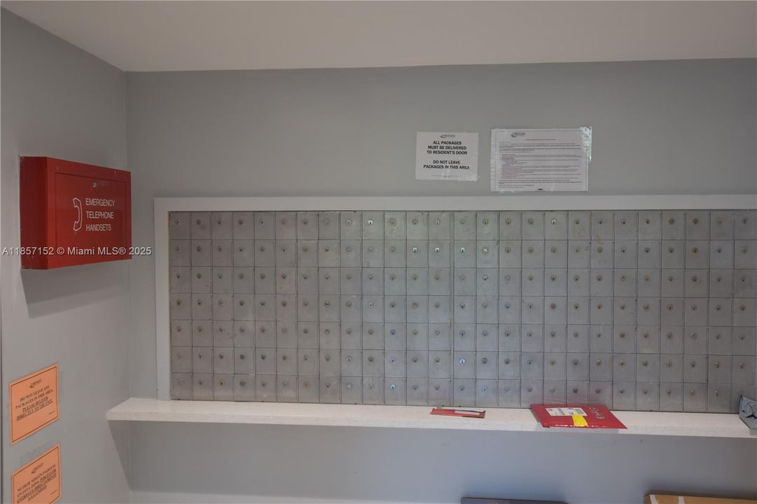 待售: $199,000 (1 贝兹, 1 浴室, 913 平方英尺)