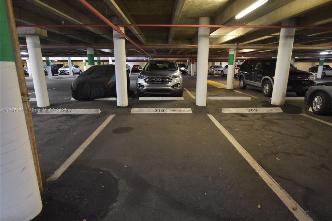 待售: $199,000 (1 贝兹, 1 浴室, 913 平方英尺)