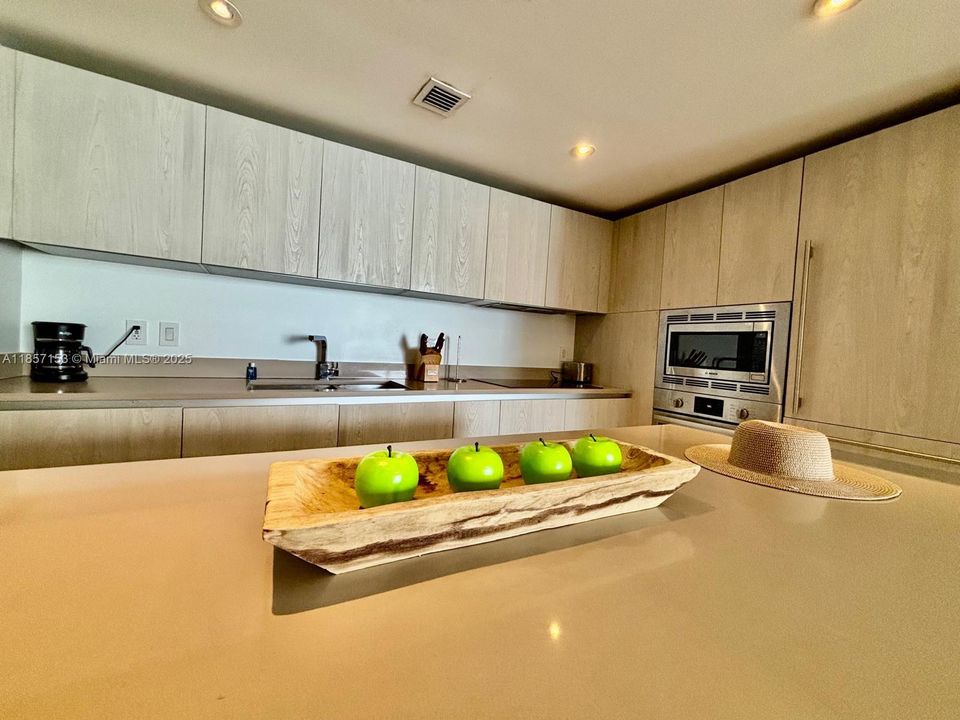 待售: $945,000 (2 贝兹, 2 浴室, 1136 平方英尺)