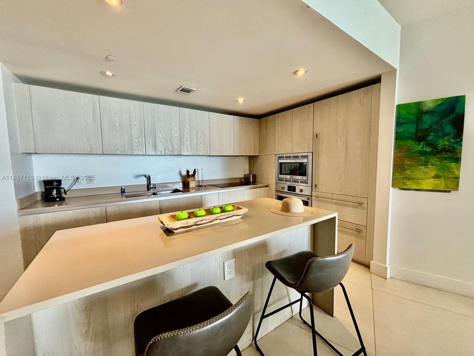 待售: $945,000 (2 贝兹, 2 浴室, 1136 平方英尺)