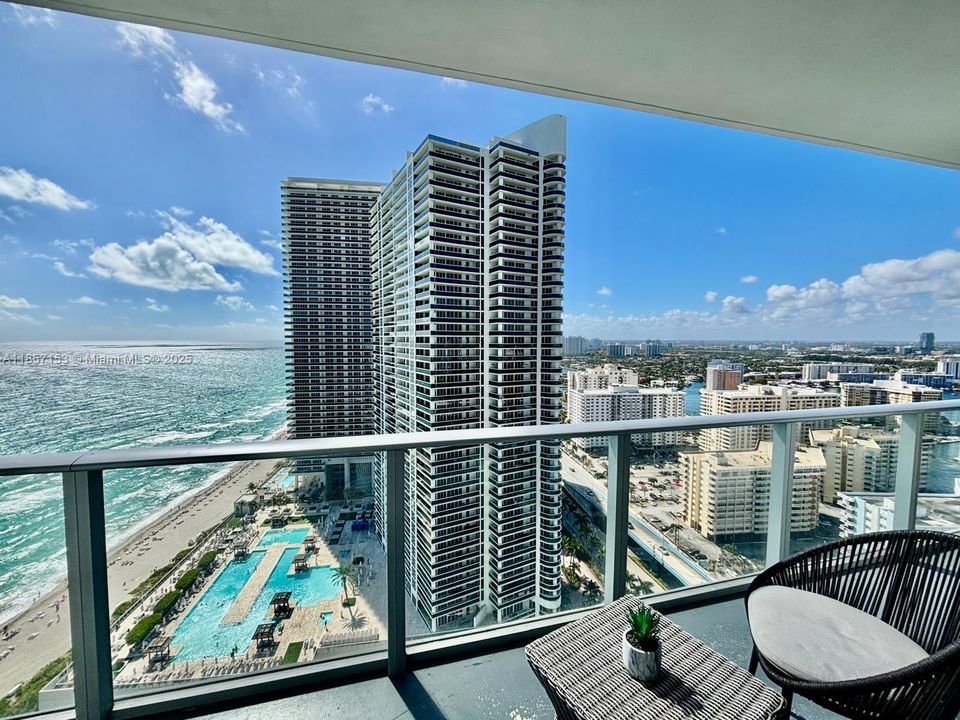 待售: $945,000 (2 贝兹, 2 浴室, 1136 平方英尺)