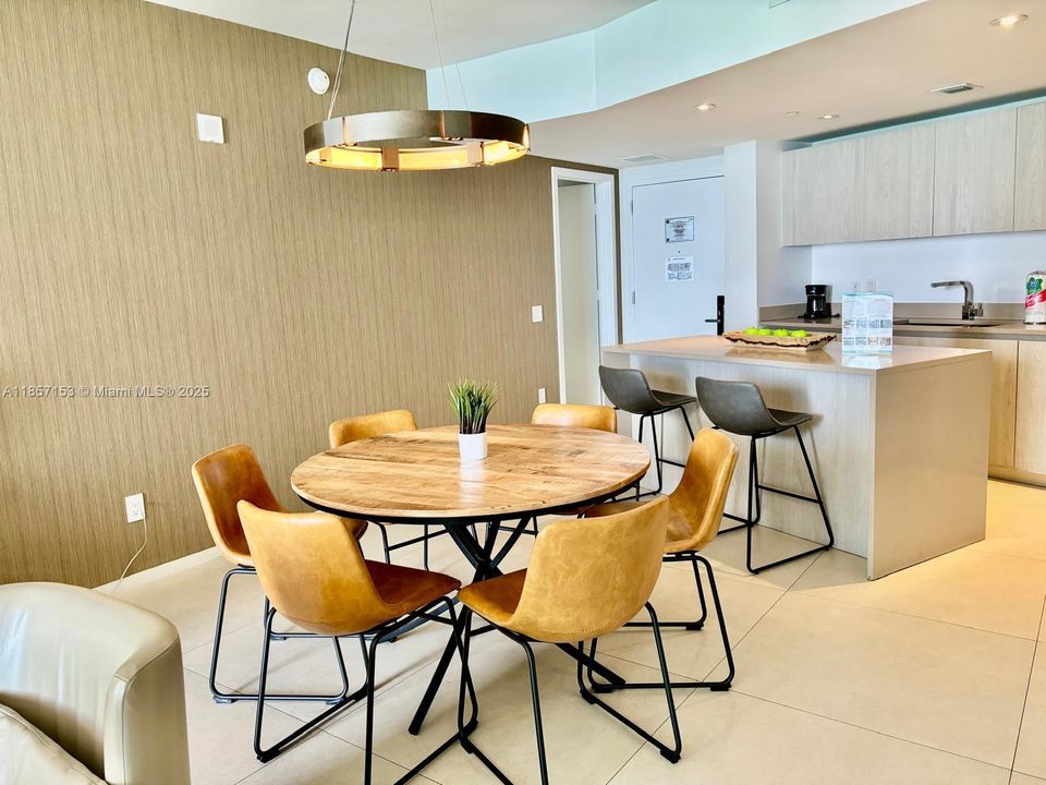 待售: $945,000 (2 贝兹, 2 浴室, 1136 平方英尺)